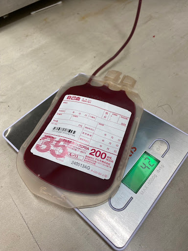 輸血パックの重さを測定している様子